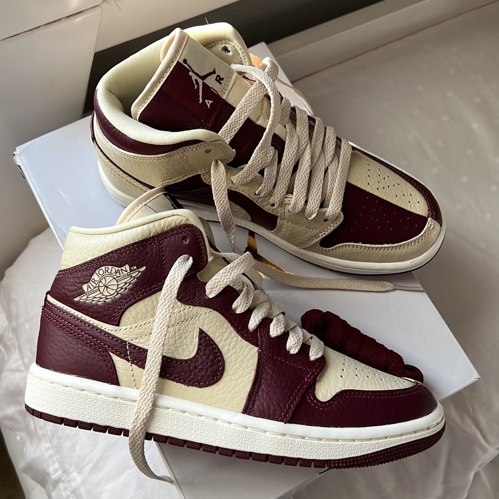 NEW Women’s Air Jordan 1 Mid SE
Shoes - Picture 14 of 17